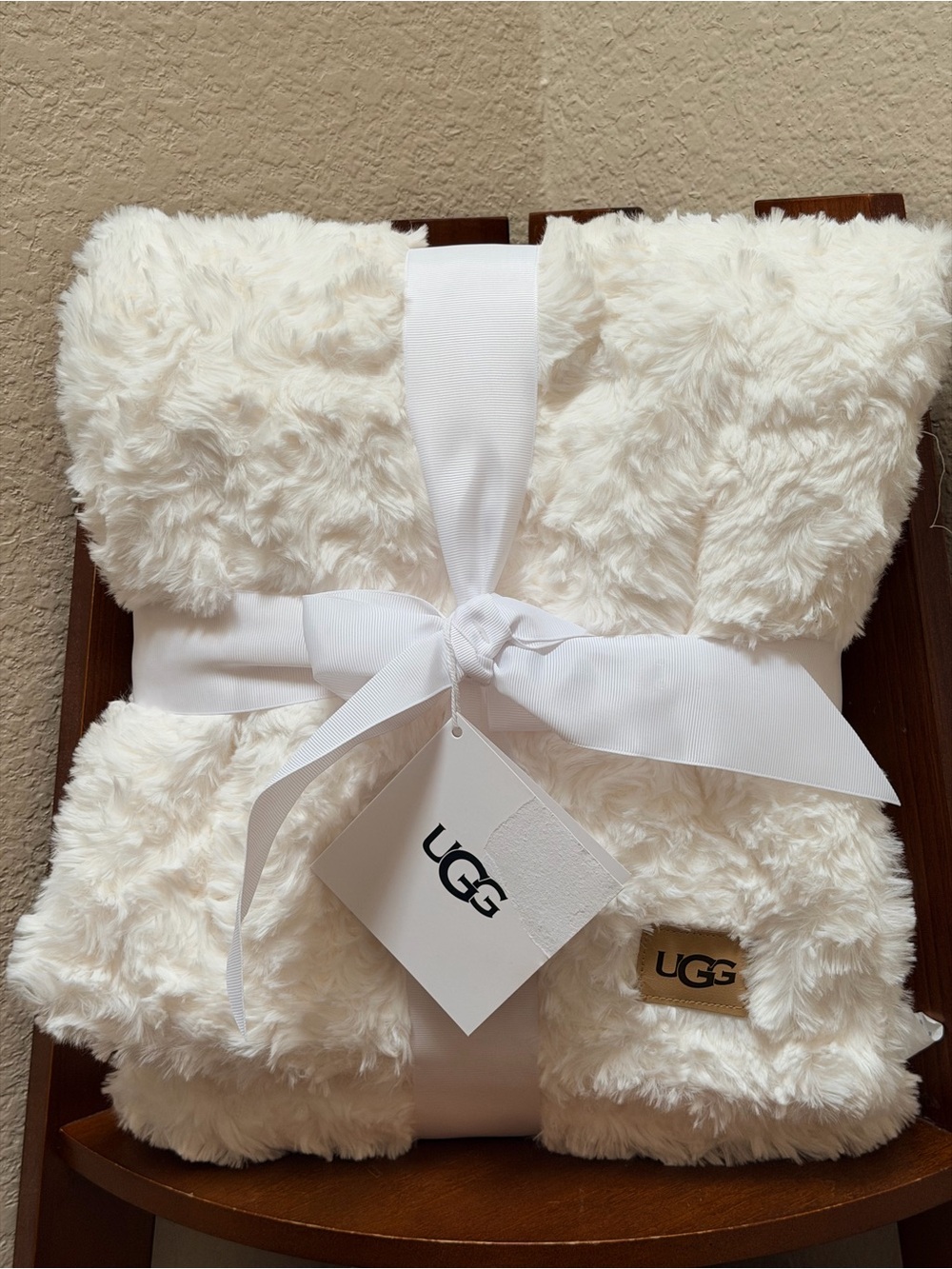 New.. UGG Adalee Faux Fur Throw, 50" x 70"..